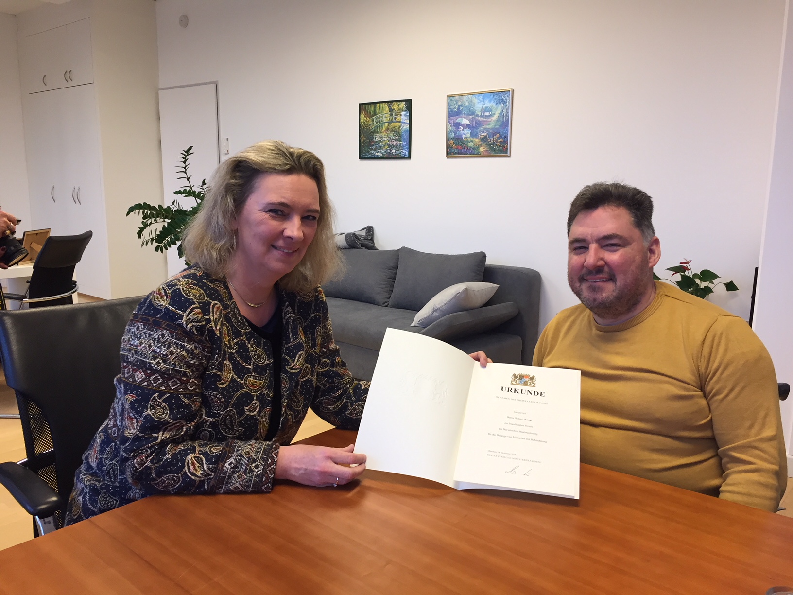 Kerstin Schreyer und Holger Kiesel mit seiner Ernennungsurkunde.