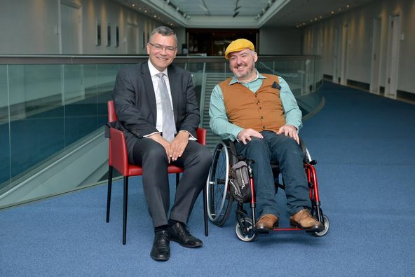 Behindertenbeauftragter Holger Kiesel (rechts) mit Staatsminister Florian Herrmann (links) in der Bayerischen Staatskanzlei