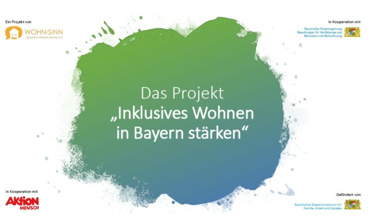 Logo des Projekts: Ein blau-grüner Farbklecks in der Mitte mit der Beschriftung "Das Projekt Inklusives Wohnen in Bayern stärken", im Uhrzeigersinn in den Ecken die Logos des Projekts Wohn:Sinn, des Bayerischen Behindertenbeauftragten, der Aktion Mensch und des Bayerischen Sozialministeriums