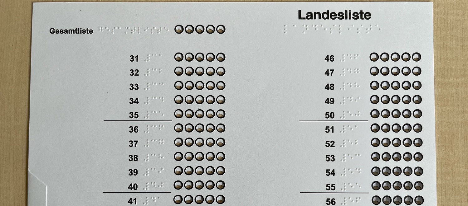 Wahlzettel mit der Überschrift "Landesliste" und Beschriftung in Braille